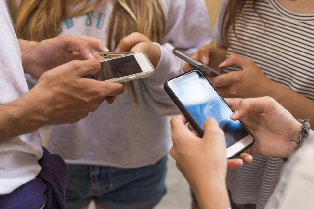 Somnul, rețelele de socializare și sănătatea mentală a adolescenților: cum sunt conectate?