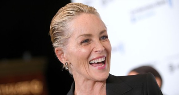 Sharon Stone are un partener de distracţie cu 38 de ani mai tânăr cu care dansează în cluburi