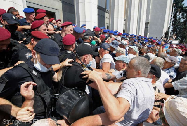 Ucraina: Poliţişti pensionari au încercat să ia cu asalt clădirea parlamentului