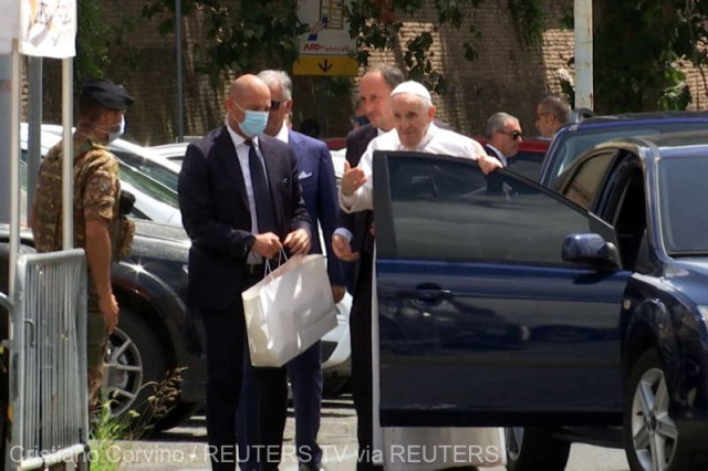 Papa Francisc s-a întors la Vatican unde va petrece o perioadă de odihnă după operaţie