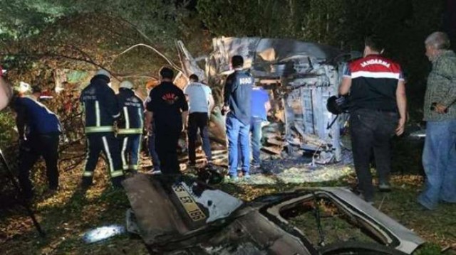 Carnagiu în Turcia: 12 morți și 26 de răniți, după ce un microbuz s-a răsturnat și a luat foc