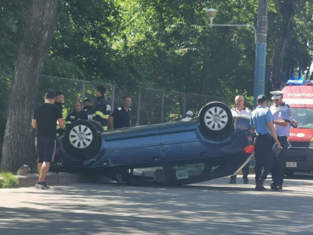 Accident rutier în Mamaia: O MAȘINĂ s-a RĂSTURNAT