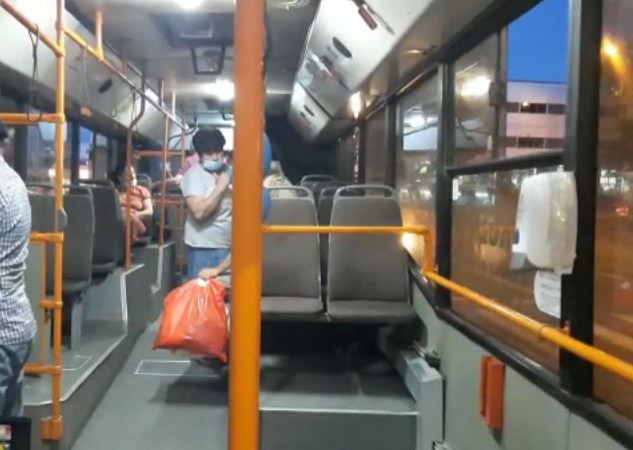 SCANDAL în AUTOBUZ, cu două femei, aproape de PĂRUIALĂ. VIDEO