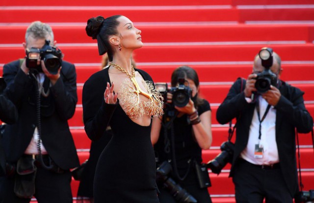 Apariţie spectaculoasă a supermodelului Bella Hadid la Festivalul de Film de la Cannes