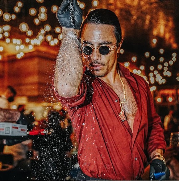 Cine e Salt Bae, cheful care a devenit vedetă presărând sare. A fost sărac lipit şi are 13 copii, deşi e burlac
