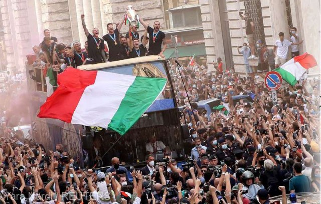 Fotbal - EURO 2020: Campionii Europei au făcut baie de mulţime la Roma