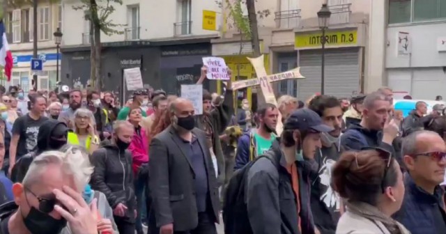 Protest împotriva deciziilor anti-pandemie în Franța: „Macron, știi unde ne punem vaccinul tău?“ Video