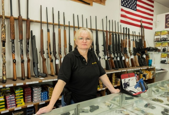 SUA: Justiţia ridică o interdicţie veche privind vânzarea de arme de calibru mic tinerilor americani