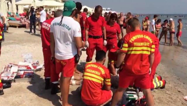 ALERTĂ! Mai mulți TURIȘTI, în pericol de ÎNEC, pe plaja Azur din Olimp