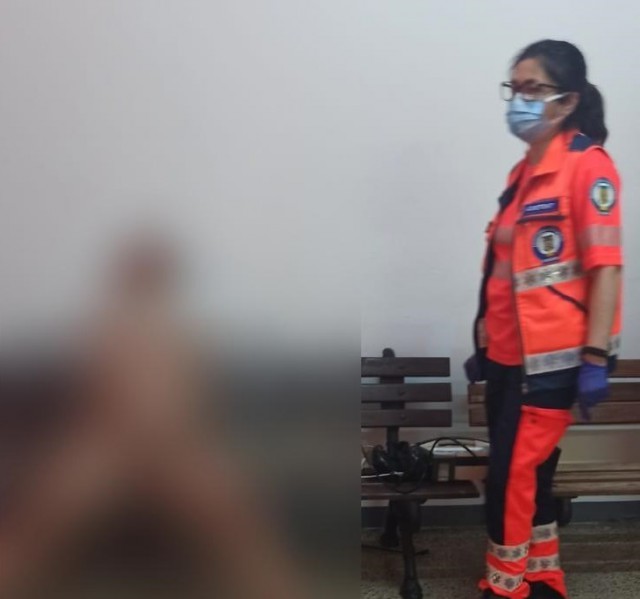 O femeie care s-a plimbat DEZBRĂCATĂ pe strada Traian, preluată de polițiștii locali