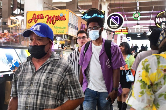 Coronavirus: Purtarea măştii va fi din nou obligatorie în spaţii închise la Los Angeles