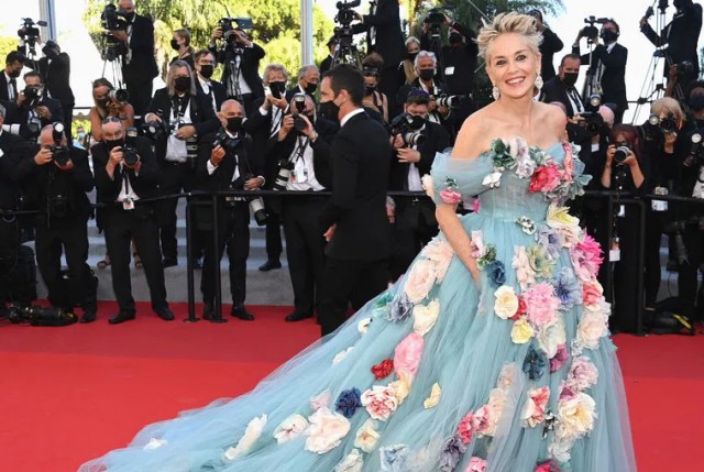 CANNES 2021 Sharon Stone epatează cu rochia sa fabuloasă la premiera filmului „The Story of My Wife“