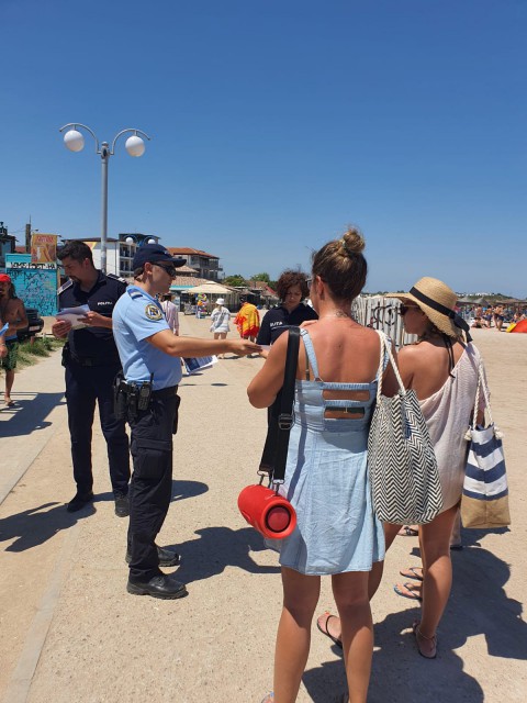 POLIȚIȘTII și JANDARMII, acțiuni pentru protejarea cetățenilor și a turiștilor de AMBULANȚI