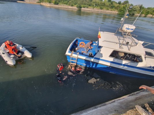 Un BĂRBAT s-a ARUNCAT în CANALUL DUNĂRE - MAREA NEAGRĂ. A vrut să se SINUCIDĂ. Video!