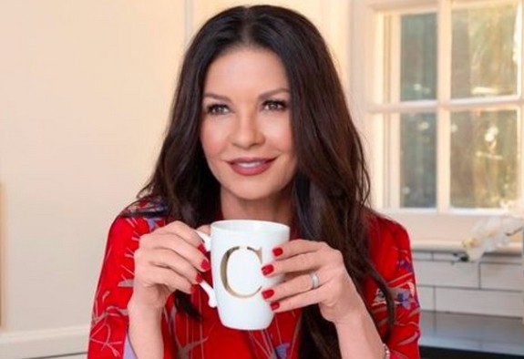 Catherine Zeta-Jones folosește miere și sare pentru a fi frumoasă