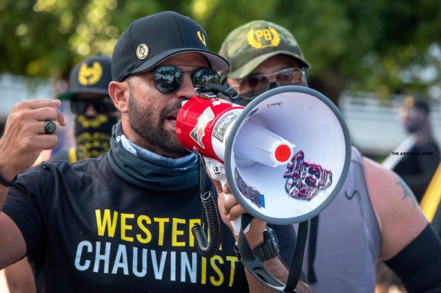Un lider al Proud Boys se declară vinovat de incendierea unui drapel BLM şi un delict legat de arme de foc