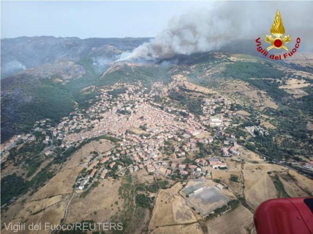 Sute de locuitori, evacuaţi în urma unui incendiu de vegetaţie de pe insula Sardinia din Italia
