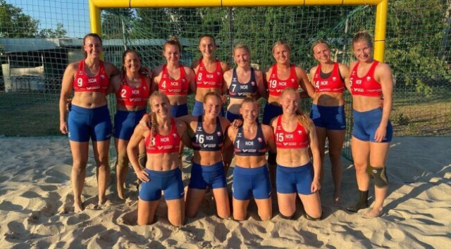 Fetele din echipa de handbal pe plajă a Norvegiei au fost amendate, pentru că au refuzat să poarte bikini
