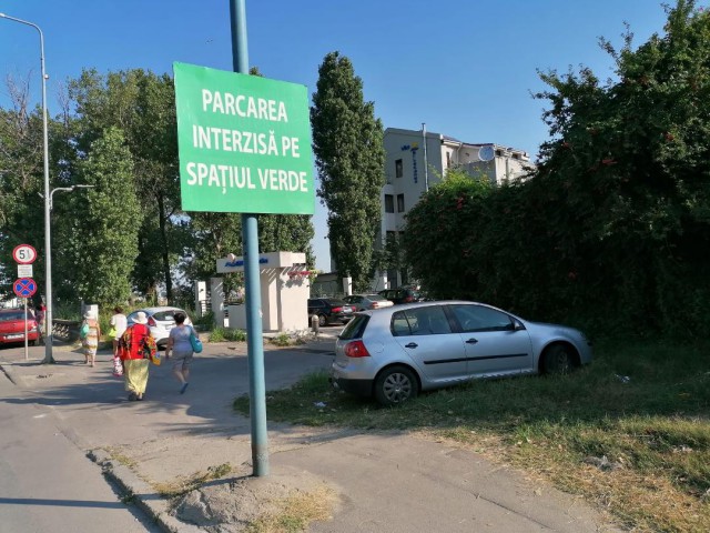 ŞOFER AMENDAT după ce a parcat pe SPAŢIUL VERDE, chiar sub SEMNUL care interzicea acest lucru