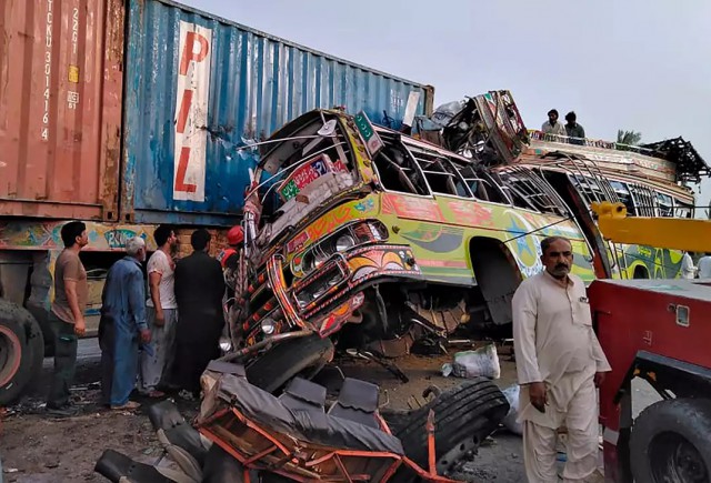 Cel puţin 28 de persoane şi-au pierdut viaţa într-un accident de autocar în Pakistan
