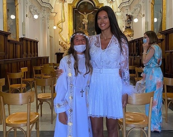 Ce mare și frumoasă s-a făcut fiica Antoniei! Maya a primit prima comuniune la catolici