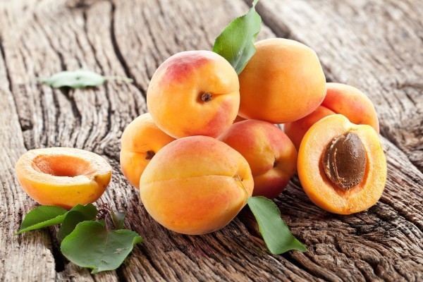 Caisele, fructele care elimină toxinele: Ce contraindicații au și de ce trebuie evitate cele uscate