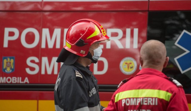 AUTOTURISM INTRAT în PARAPET, pe autostrada A4