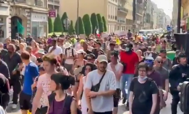 Macron scapă Franța de sub control: Protestatari antivaccinare au intrat într-o primărie şi îi cer demisia