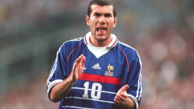 Fotbal: Un tricou al lui Zidane, vândut la licitaţie cu peste 100.000 dolari