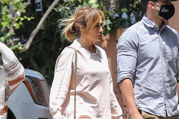 Pozele care nu mint: Jennifer Lopez, atinsă și ea de celulită. Pantalonii scurți au arătat tot