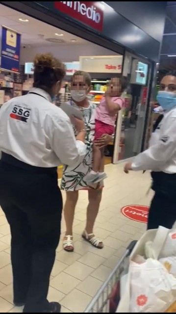 VIDEO! SCANDAL în KAUFLAND! O MAMĂ a fost GONITĂ din magazin pe motiv că-i ȚIPA COPILUL