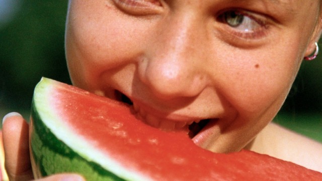 Cât de mult pepene e bine să mâncăm pe zi și de ce e recomandat să evităm fructele seara