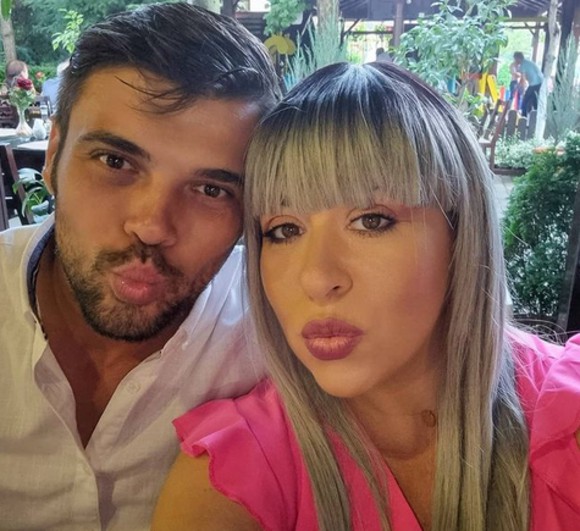 Marius Elisei, dezbrăcat lângă Oana Roman, în dormitor. Imaginea care a 
