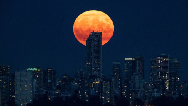Incendiile de vegetație din America de Nord schimbă culoarea Lunii