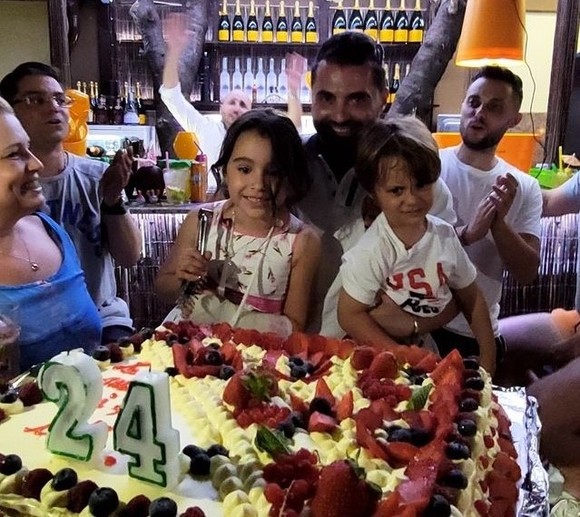 Pepe, sărut pasional cu iubita, la cheful de ziua lui. A avut toată familia alături