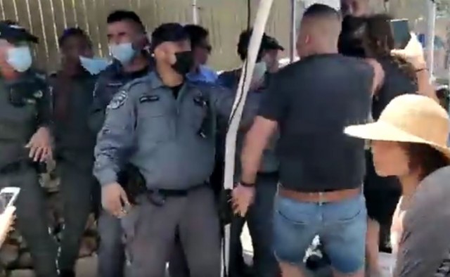 Casa noului premier al Israelului e luată cu asalt de protestatarii anti-vaccinare. VIDEO