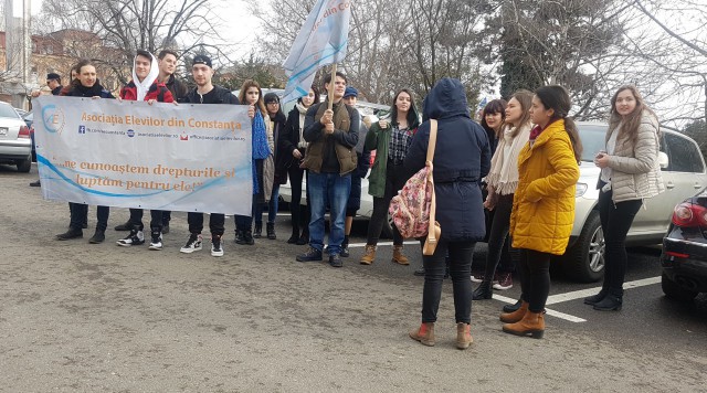 ELEVII din Constanța PROTESTEAZĂ, luni, în fața Casei de Cultură, unde vor fi prezenți CÎȚU și ORBAN