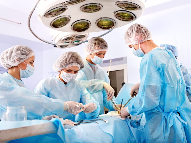 O femeie şi-a recăpătat vederea după ce a fost operată pe creier de o tumoră de 8 cm