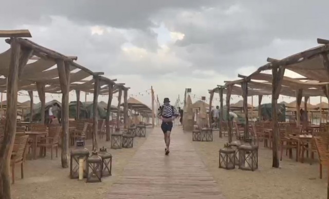Cod Portocaliu de VIJELII la Constanța: TURIȘTII din Mamaia, puși pe fugă de VÂNTUL puternic. VIDEO
