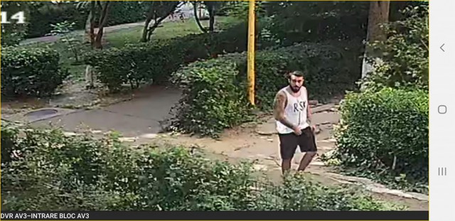 Îl RECUNOAȘTEȚI? Momentul în care o FEMEIE este TÂLHĂRITĂ de un INDIVID, în zona CET. VIDEO