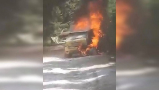 VIDEO! O mașină care participa la Raliul Sibiului a luat foc în mers. A fost distrusă complet