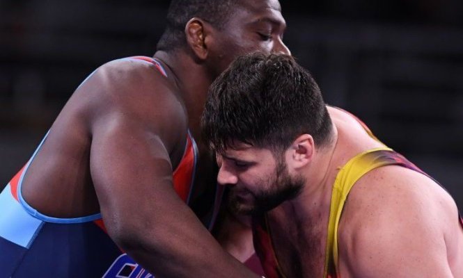 JO 2020 - Lupte: Alin Alexuc, învins în optimi de campionul olimpic Mijain Lopez Nunez