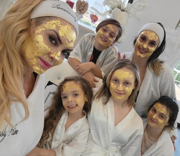Fițe de divă la numai cinci ani! Fiica lui Coco Austin, Chanel și-a pus aur pe față să scape de riduri