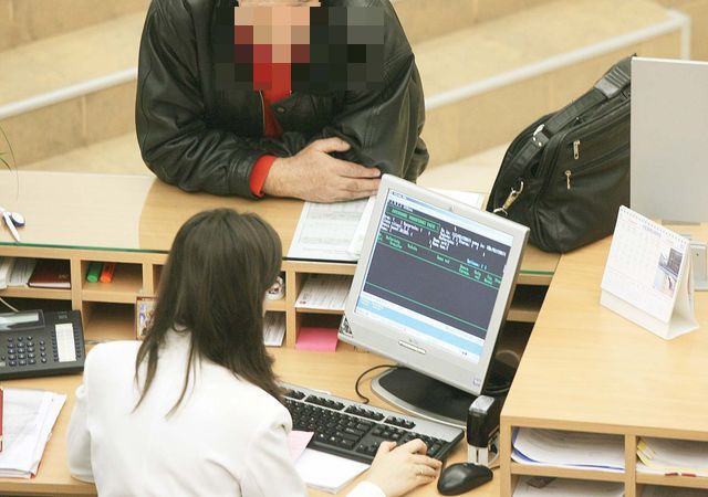 A încercat să OBȚINĂ un CREDIT BANCAR cu CARTE de IDENTITATE FALSĂ