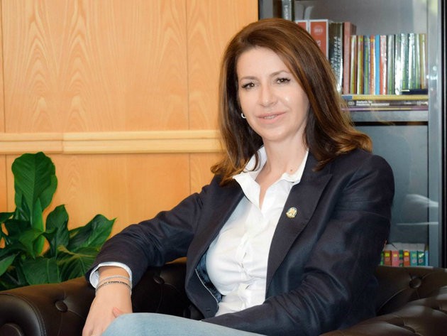 Daniela ȘERBAN a `ANCORAT` la un TEREN din MAMAIA!