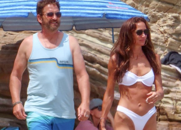 Gerard Butler și iubita Morgan Brown, jucăuși pe plajă. Superba șatenă, surprinsă într-o poziție de infarct