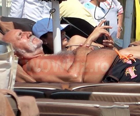 Ion ȚIRIAC, pe PLAJA din MAMAIA, alături de o TÂNĂRĂ!