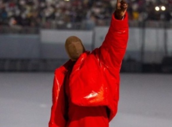 Kanye West, apariție șoc la lansarea noului album! Și-a pus un ciorap transparent pe față