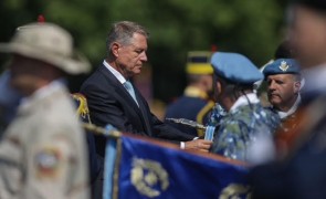 Klaus Iohannis, mesaj duminical: 'Îşi riscă zilnic viaţa'