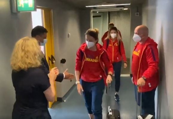 UMILINȚĂ pentru ministrul Eduard Novak: Ce i-a făcut campioana Ana-Maria Popescu pe aeroport. VIDEO